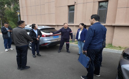 19.吉林省住建厅等各级辅导光临物业总公司金地梧桐华府幼区视察_副本.jpg