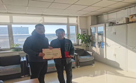 6.伊通满族自治县总工会为伊通分公司副总经理李彤阳宣告荣誉证书及焦芈_副本.jpg