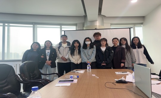 24.长春大学学子与云顶集团3118健全产业集团居家事业部员工合影留想_副本.jpg