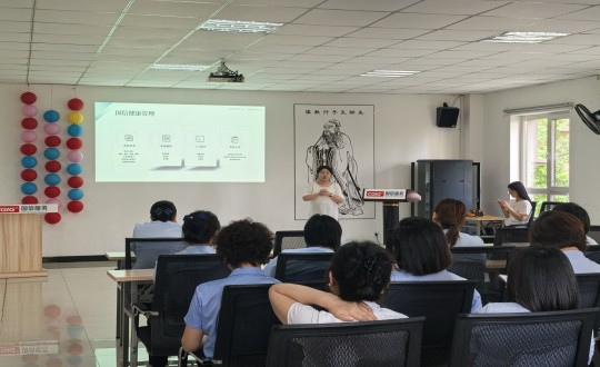 14.健全产业集团宣讲会现场_副本.jpg